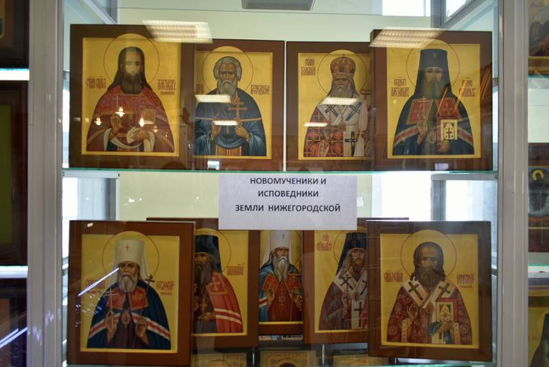 В монастырской лавке в продаже имеются иконы новомучеников и исповедников Нижегородских