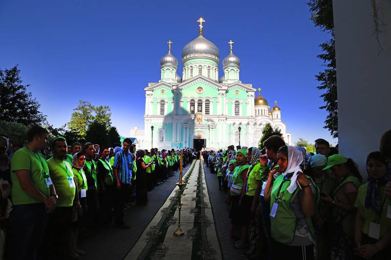 Митрополит Санкт-Петербургский и Ладожский Варсонофий возглавил вечернее богослужение в Дивеевском монастыре