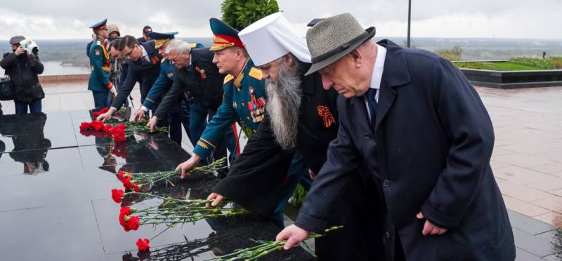 Глава Нижегородской митрополии принял участие в возложении цветов к мемориалу «Вечный огонь» в кремле