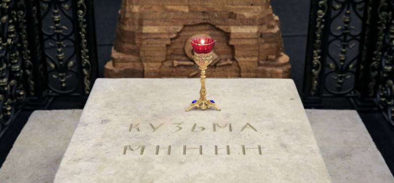 Руководители Нижегородской области и конфессий региона возложили цветы к могиле Кузьмы Минина в Михаило-Архангельском соборе кремля
