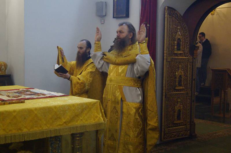 Божественная литургия в день памяти священномученика Николая, пресвитера