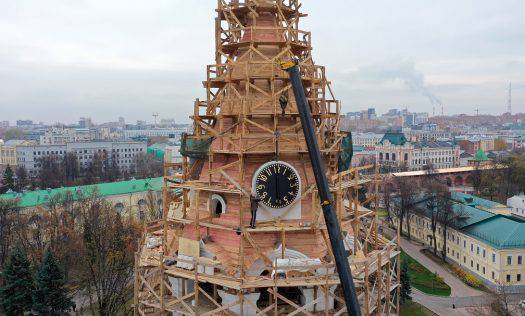 На колокольне, строящейся в нижегородском кремле, появились циферблаты часов