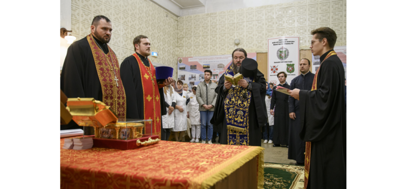 В военный госпиталь в Нижнем Новгороде принесен ковчег с частицей мощей святого Георгия Победоносца