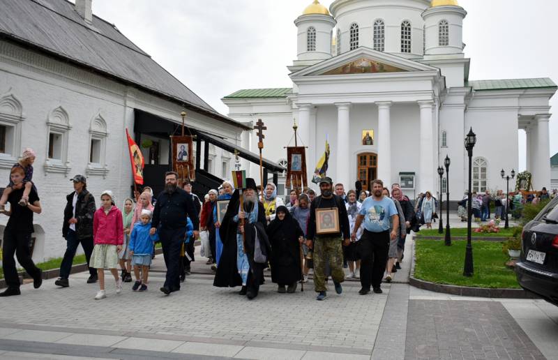 Встреча крестного хода с иконой Божией Матери «Неупиваемая Чаша»