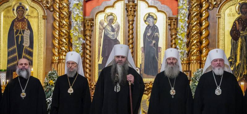 Сонм архипастырей Русской Православной Церкви совершил вечернее богослужение в Серафимо-Дивеевском монастыре