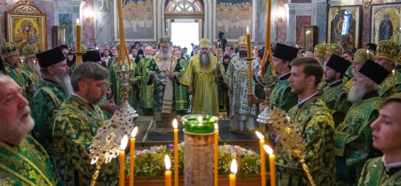 Накануне дня памяти преподобного Серафима Саровского в Дивеевском монастыре состоялось вечернее богослужение