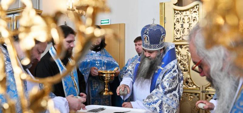 Митрополит Георгий принял участие в освящении воссозданного Казанского собора в Казани