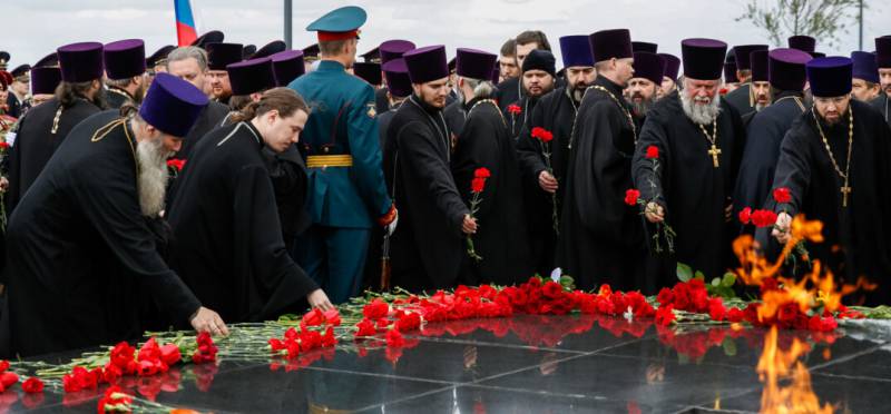 Духовенство Нижегородской епархии возложило цветы к мемориалу «Вечный огонь» в кремле