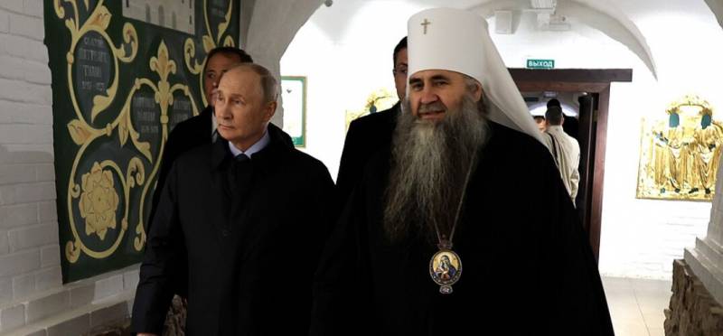 Президент России Владимир Путин посетил в Арзамасе Воскресенский кафедральный собор и Музей русского патриаршества