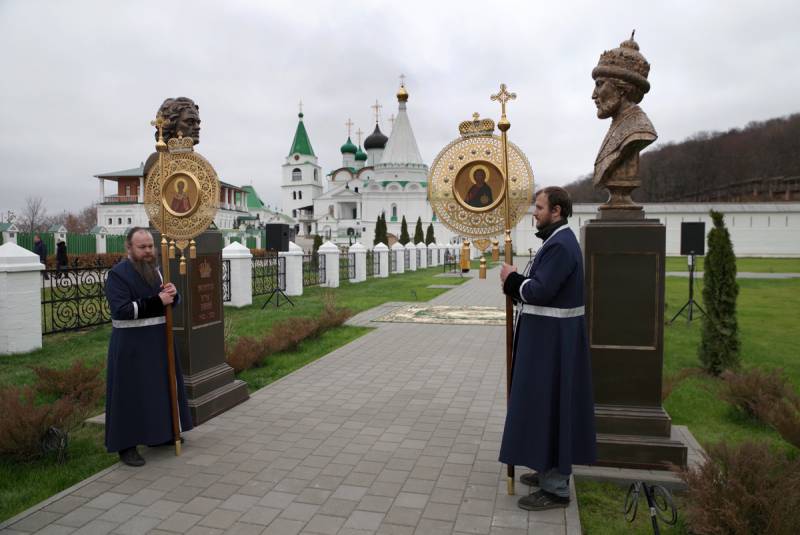 В Вознесенском Печерском монастыре Нижнего Новгорода открылась уникальная аллея императоров Дома Романовых