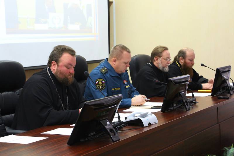 Нижегородское духовенство и сотрудники ГУ МЧС России по Нижегородской области провели совместный круглый стол