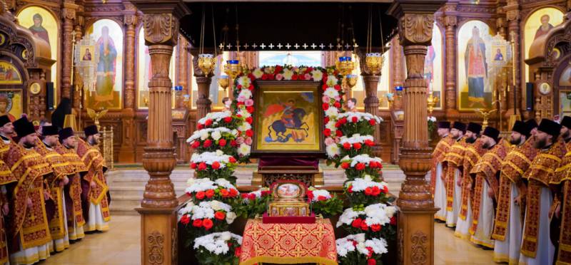 В Александро-Невском кафедральном соборе Нижнего Новгорода торжественно встретили ковчег с честными мощами святого великомученика Георгия Победоносца
