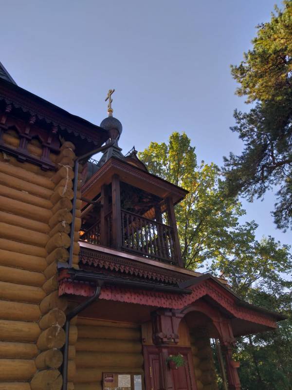На колокольне храма-часовни Александра Невского установлен крест