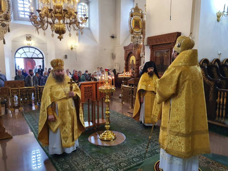 Божественная литургия в Благовещенском соборе Благовещенского мужского монастыря в Неделю 3 - ю по Пятидесятнице.