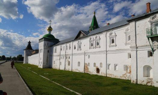 В Макарьевском монастыре открыт памятник преподобному Макарию Желтоводскому и Унженскому