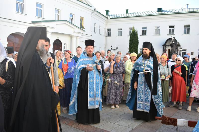 Встреча крестного хода с иконой Божией Матери «Страстная»