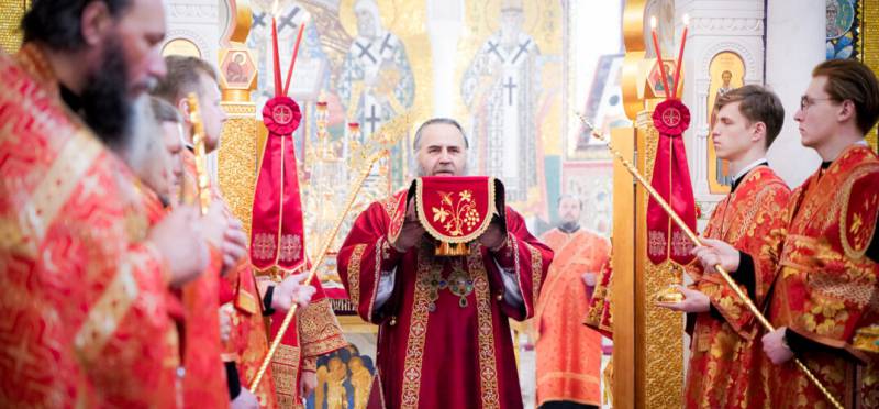 Сонм архипастырей Русской Православной Церкви совершил Божественную литургию в Серафимо-Дивеевском монастыре