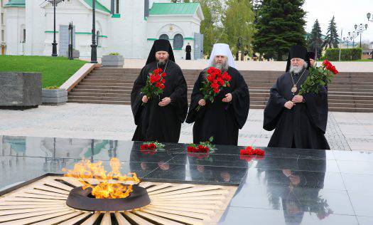 В День Победы митрополит Георгий возложил цветы к Вечному огню в нижегородском кремле