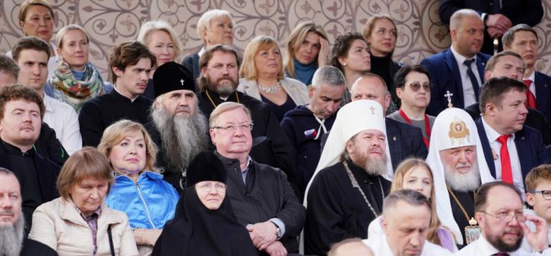 Митрополит Георгий и группа молодежи Нижегородской епархии посетили в Москве концерт на Красной площади, посвященный Дню славянской письменности и культуры