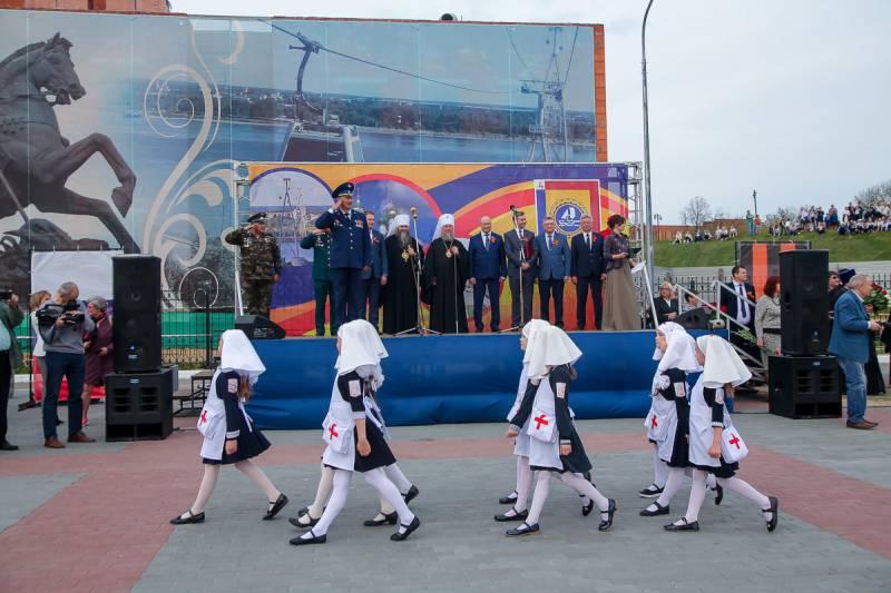 На Бору состоялся парад строя и песни с участием школьников и воспитанников детских садов