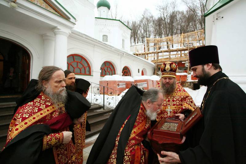 В монастырь прибыл ковчег с частицей мощей св. прав. воина Феодора Ушакова