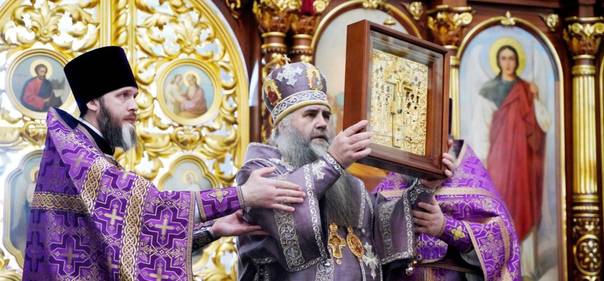 В Крестовоздвиженском женском монастыре Нижнего Новгорода встретили обретенную икону «Крест с предстоящими»