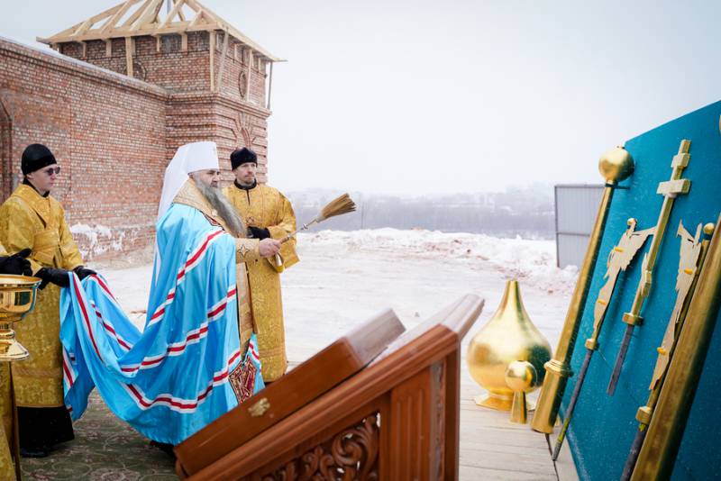 Митрополит Георгий освятил крест для Святых врат нижегородского Благовещенского монастыря