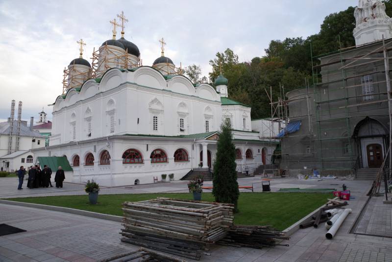 Митрополит Георгий посетил реконструируемые объекты Благовещенского мужского монастыря
