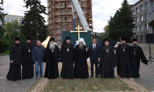 Митрополит Георгий освятил крест и купол строящейся колокольни в нижегородском кремле