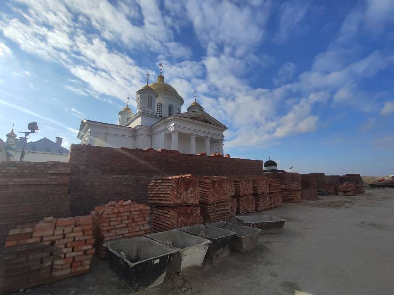В обители ведутся работы по строительству восточной стены и Святых врат Благовещенского монастыря