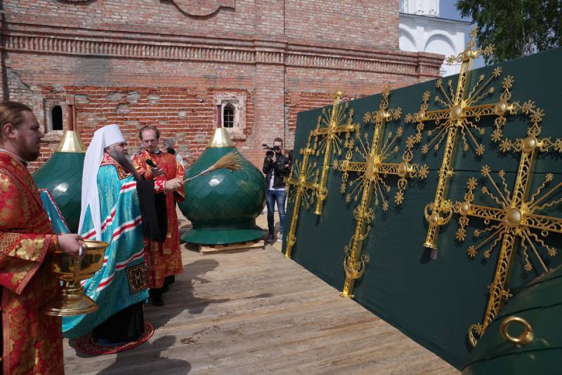В арзамасском Спасо-Преображенском монастыре освящены купола и кресты для церкви в честь Рождества Богородицы