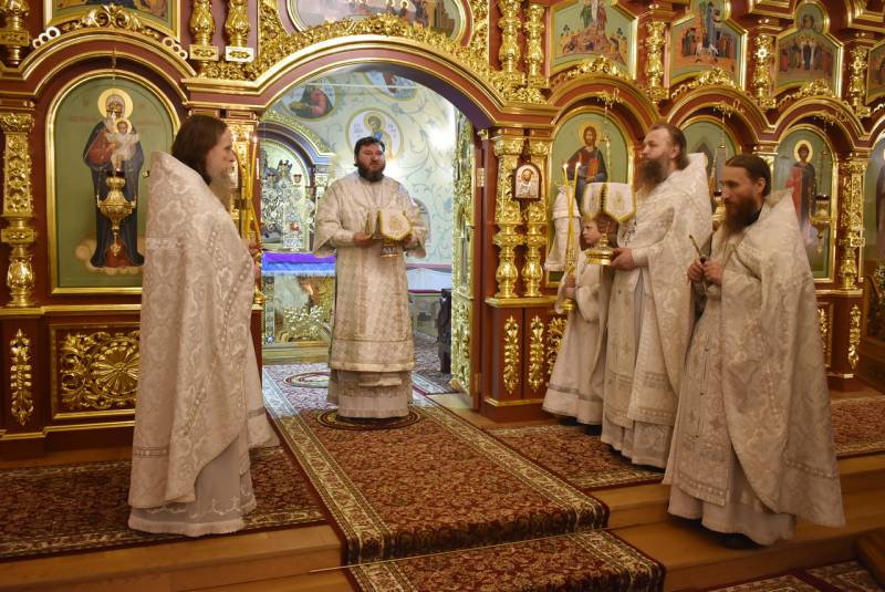 Епископ Дальнеконстантиновский Филарет возглавил ночную Литургию в Успенском храме