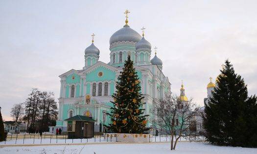 Сонм архиереев Русской Православной Церкви совершил Божественную литургию в Серафимо-Дивеевском монастыре