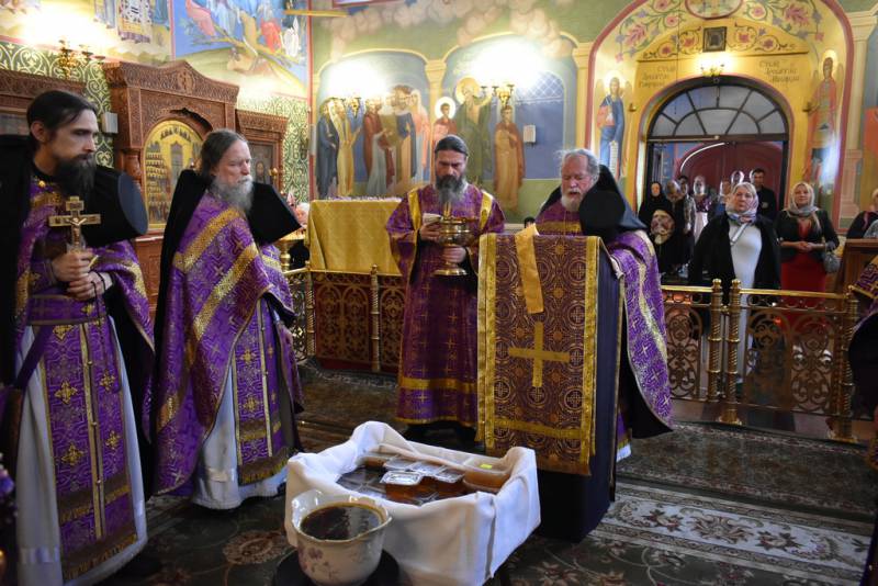 Литургия в праздник изнесения Честных Древ Животворящего Креста Господня