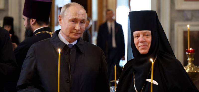 Президент России Владимир Путин посетил Свято-Троицкий Серафимо-Дивеевский монастырь