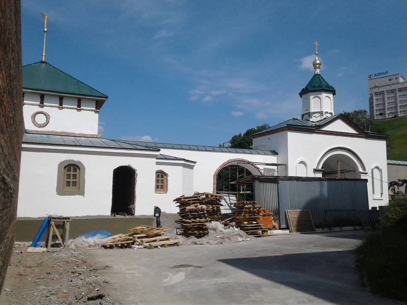 В обители ведутся штукатурные и малярные работы Святых врат Благовещенского монастыря