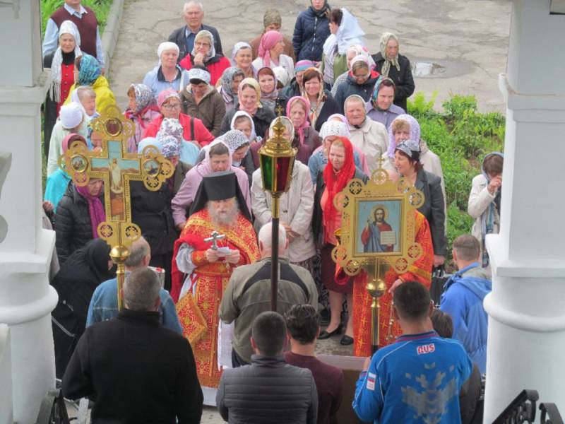 Литургия в праздник Преполовения Пятидесятницы в Покровском монастыре г.Балахны