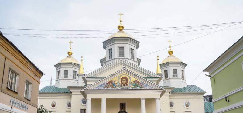 Митрополит Ташкентский и Узбекистанский Викентий совершил Божественную литургию в Крестовоздвиженском монастыре Нижнего Новгорода
