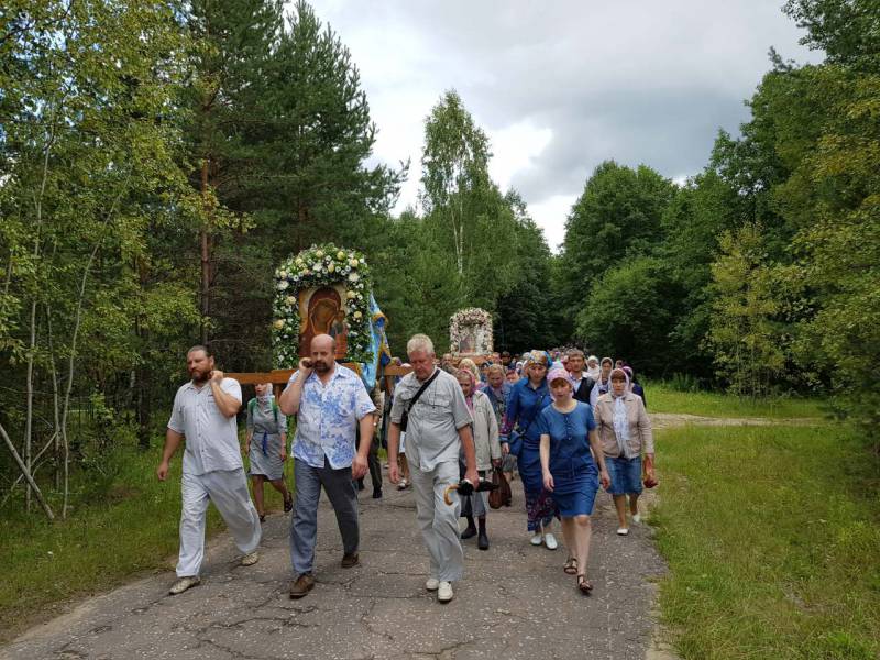 На Бору прошел традиционный крестный ход с Казанской иконой Божией Матери из села Рожново