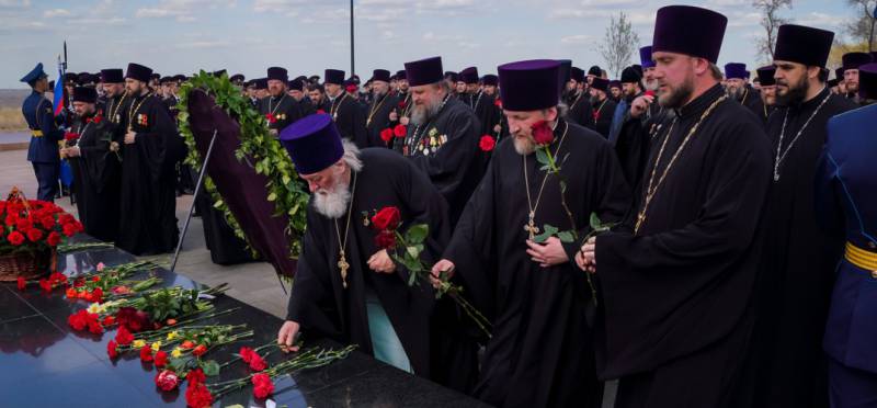 Духовенство Нижегородской епархии возложило цветы к мемориалу «Вечный огонь» в кремле
