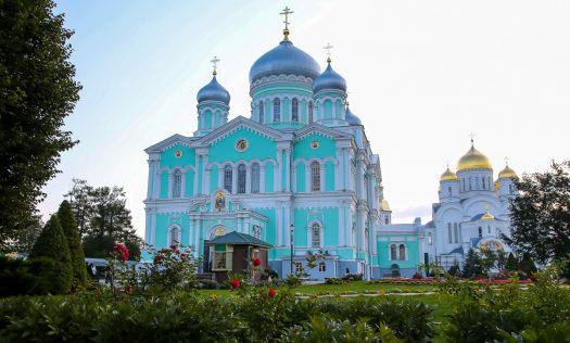 В Дивеевском монастыре совершены молебен с акафистом преподобному Серафиму Саровскому и Божественная литургия